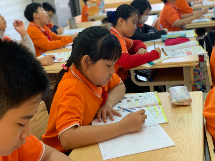 Học sinh chăm chú học tập