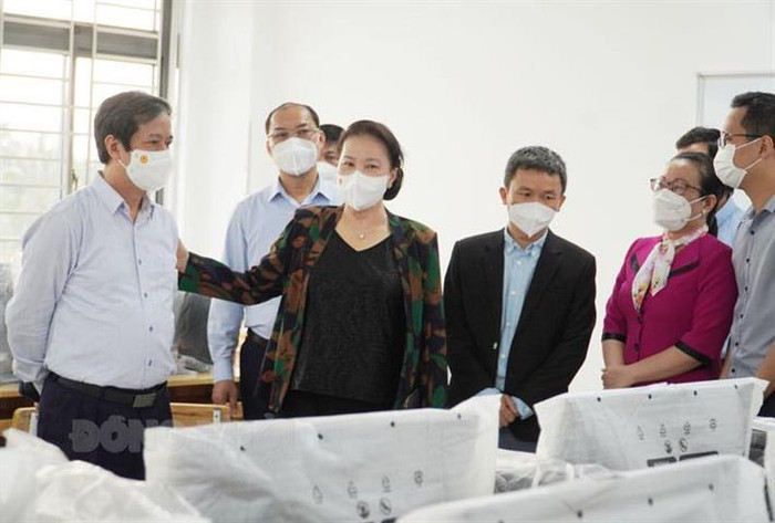 Nguyên Chủ tịch Quốc hội Nguyễn Thị Kim Ngân và Bộ trưởng Bộ Giáo dục và Đào tạo Nguyễn Kim Sơn thăm Trường Trung học cơ sở Châu Hòa (Giồng Trôm, Bến Tre). Ảnh: nguồn Bộ Giáo dục và Đào tạo