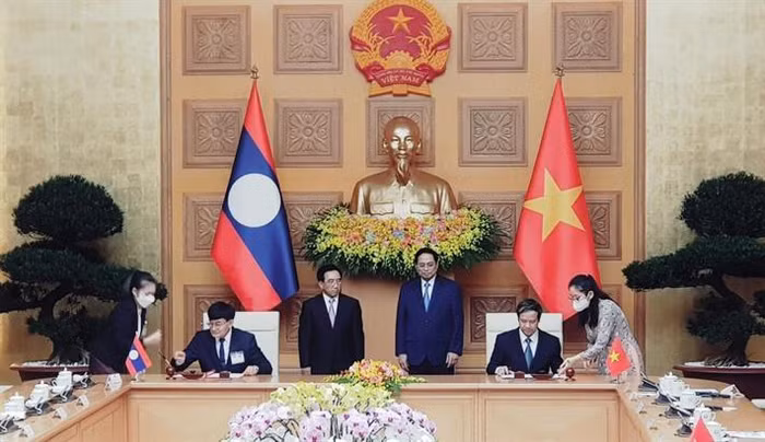 Bộ trưởng Bộ Giáo dục và Đào tạo Việt Nam Nguyễn Kim Sơn và Bộ trưởng Bộ Giáo dục và Thể thao Lào Phout Simmalavong đã ký kết Kế hoạch hợp tác về giáo dục năm 2022 (ảnh: Bộ Giáo dục và Đào tạo)