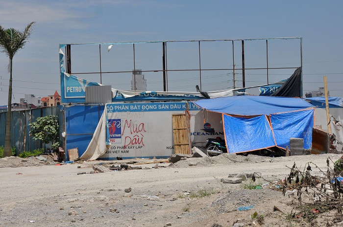 Biển hiệu quảng cáo của chủ đầu tư (PVC) cũng không được quan tâm.