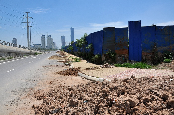 Đất cát vương vãi xung quanh hu dự án do không được quản lý