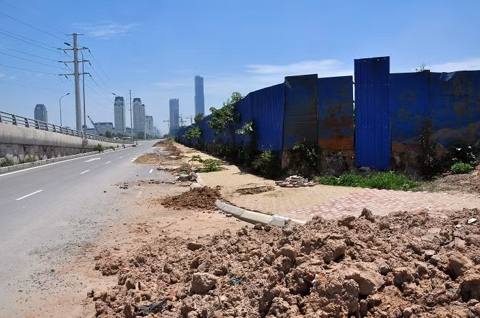 Đất cát vương vãi xung quanh hu dự án do không được quản lý