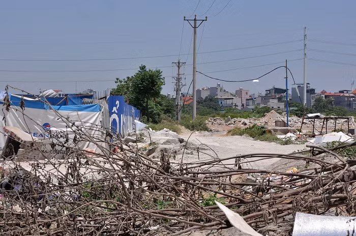 Đất cát, phế thải… đang biến khu “đất vàng” này thành nơi đất chết