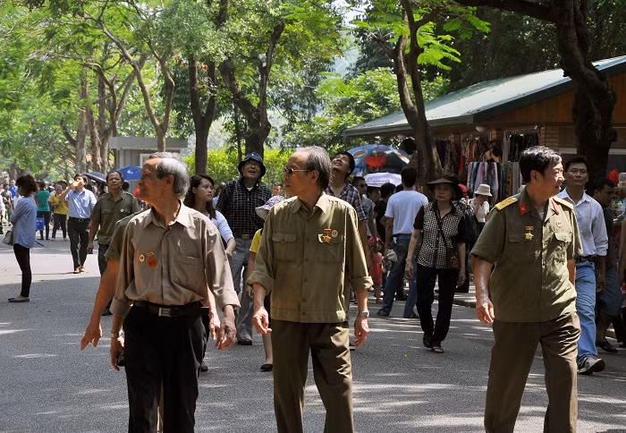 Những bác quân nhân cũng tổ chức buổi hành hương về viếng Lăng Bác trong ngày ý nghĩa của cả dân tộc này.