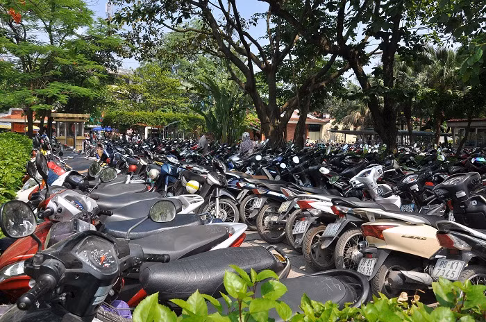 Nhà xe cũng trật kín, nhiều người còn phải gửi bên ngoài khu trông xe của khu di tích.