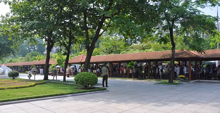 Những hàng dài nối tiếp nhau về Lăng