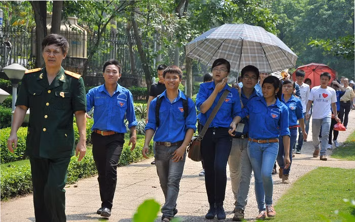 Niềm vui, cái nóng… tất cả tạo lên một miền thành kính, yêu mến Bác Hồ mãnh liệt.