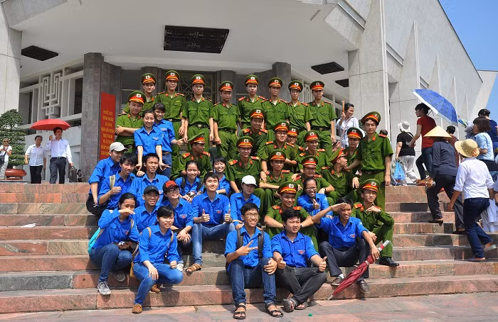 Các chiến sĩ công an, các bạn thanh niên tình nguyện lưu lại những kỉ niệm trong ngày này khi viếng thăm Bác xong.