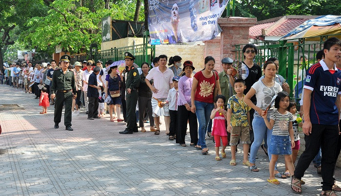 Từ sáng sớm, người dân đã xếp hàng trên đường Ngọc Hà (Ba Đình, Hà Nội) để được vào viếng Lăng Bác. Từ sáng sớm, người dân đã xếp hàng trên đường Ngọc Hà (Ba Đình, Hà Nội) để được vào viếng Lăng Bác.