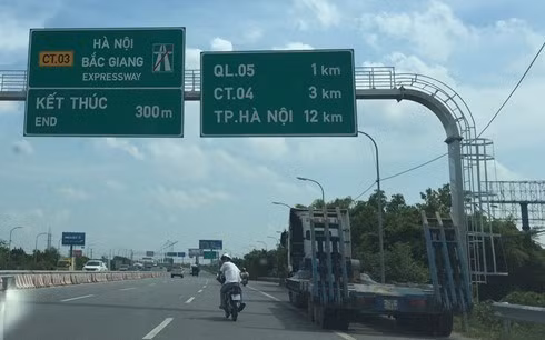 Dù được thiết kế là chuẩn cao tốc nhưng tuyến cao tốc Hà Nội - Bắc Giang chưa có đường gom nên cả ô tô xe máy di chuyển trên cùng làn đường /Ảnh nguồn: VOV. Dù được thiết kế là chuẩn cao tốc nhưng tuyến cao tốc Hà Nội - Bắc Giang chưa có đường gom nên cả ô tô xe máy di chuyển trên cùng làn đường /Ảnh nguồn: VOV.