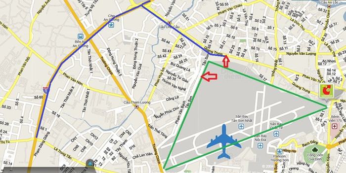 Thay vì xây dựng nhà ga phía nam theo Phó Giáo sư Tống nên giải phóng sân golf xây dựng nhà ga phía Bắc và mở cửa vào sân bay từ đường Quang Trung hoặc đường Tân Sơn (mũi tên mầu đỏ). Mở cửa vào sân bay từ đây sẽ dễ dàng kết nối với Quốc lộ 1 (đường mầu xanh) - ảnh chụp màn hình, xử lý kỹ thuật : H.Lực Thay vì xây dựng nhà ga phía nam theo Phó Giáo sư Tống nên giải phóng sân golf xây dựng nhà ga phía Bắc và mở cửa vào sân bay từ đường Quang Trung hoặc đường Tân Sơn (mũi tên mầu đỏ). Mở cửa vào sân bay từ đây sẽ dễ dàng kết nối với Quốc lộ 1 (đường mầu xanh) - ảnh chụp màn hình, xử lý kỹ thuật : H.Lực