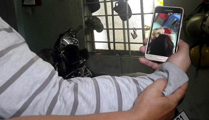 Khởi tố bị can đối với bảo mẫu Đinh Thị Hồng - chủ nhóm trẻ Mẹ Mười. Ảnh: TT