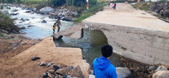 Theo báo cáo của Phòng Giáo dục và Đào tạo huyện Đăk Glei, ảnh hưởng của cơn bão số 8 đã khiến nhiều trường học, khu tập thể nhà giáo viên trên địa bàn huyện bị hư hỏng. (Trong ảnh: cây cầu bê-tông ở thôn Đăk Rế bị đánh sụp mố cầu, khó có khả năng sửa chửa lại được).
