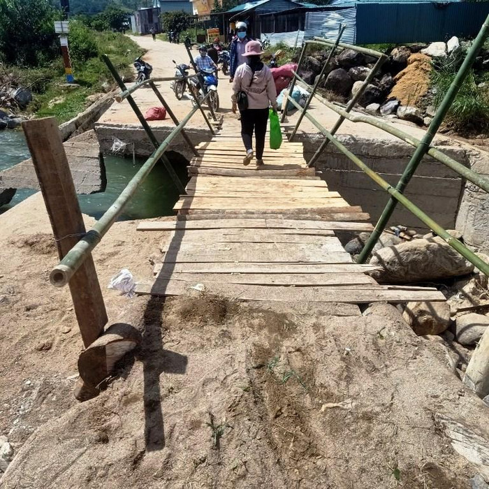 Cây cầu tạm bắc qua suối Đăk Môm cũng giúp cho người dân trong vùng di chuyển an toàn hơn, nhất là trong điều kiện mưa lũ hiện nay.