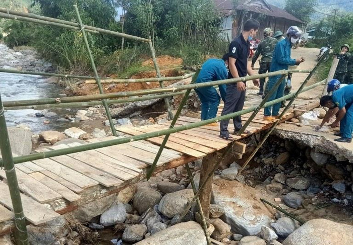 Cây cầu tạm được dựng bắc qua suối nhưng vẫn tiềm ẩn nhiều nguy hiểm cho học trò, nhất là vào thời điểm mùa mưa bão đang diễn ra. Dù có cầu tạm những nhà trường vẫn cắt cử các thầy ra khu vực này giám sát, đảm bảo an toàn cho các em.