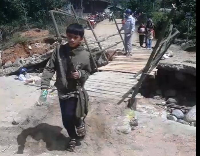 Học sinh Trường tiểu học Mường Hoong tự túc đến trường sau nhiều ngày được các thầy cô bế qua suối.