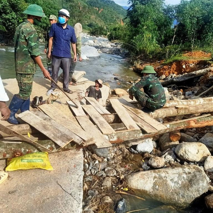 Sau gần một tuần bế học sinh qua suối thì chính quyền xã Mường Hoong đã huy động nhân công, phối hợp với các thầy cô giáo Trường tiểu học Mường Hoong để làm lại cây cầu tạm cho học sinh đi qua.