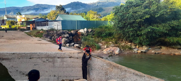 Bà Phạm Thị Trung – Giám đốc Sở Giáo dục và Đào tạo tỉnh Kon Tum cho biết, trong điều kiện mưa bão hiện nay, việc xây dựng mới lại cây cầu rất khó khăn. Trước mắt, chính quyền xã và nhà trường sẽ phối hợp tổ chức các phương án đưa đón học sinh đảm bảo an toàn.