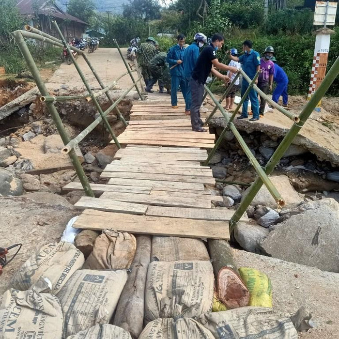 Đợt mưa bão vừa qua cũng đã khiến nhiều trường học trên địa bàn huyện Đăk Glei bị sập tường, hư hỏng các khu nhà chức năng. May mắn là không có thiệt hại về người.