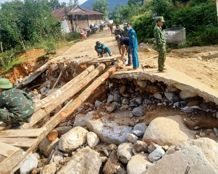 Vào mùa mưa lũ, nước từ thượng nguồn đổ về mạnh nên cây cầu bê - tông kiên cố bắc qua suối không thể kéo dài "tuổi thọ". Tuy nhiên, vấn đề nan giải là nguồn kinh phí cũng như điều kiện thời tiết khiến không thể xây dựng lại cầu mới trong thời gian sớm.