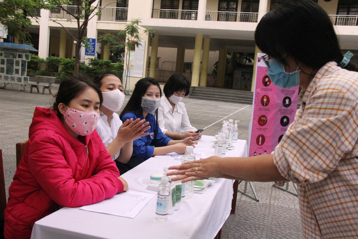 Học sinh được hướng dẫn cách sử dụng nước sát khuẩn trước khi vào trường. Học sinh được hướng dẫn cách sử dụng nước sát khuẩn trước khi vào trường.