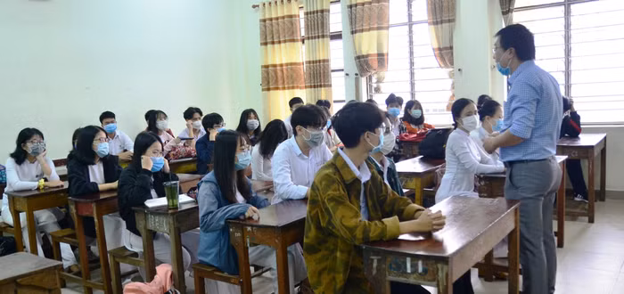Tiết học đầu tiên là thời gian các thầy cô hướng dẫn cho học sinh cách phòng chống dịch bệnh Covid-19.