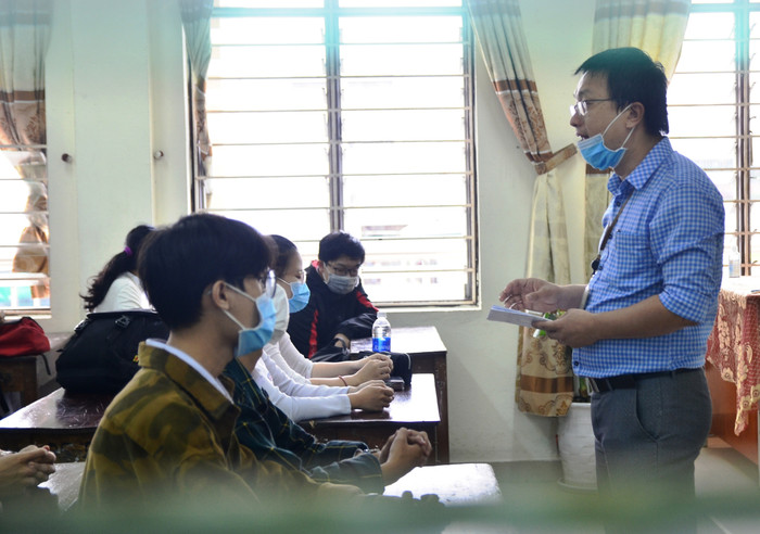 Mỗi lớp học đều được bố trí một chai dung dịch sát khuẩn. Mỗi lớp học đều được bố trí một chai dung dịch sát khuẩn.