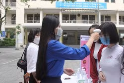 Đo thân nhiệt cho học sinh trước khi vào lớp là khâu kiểm tra cực kỳ quan trọng.