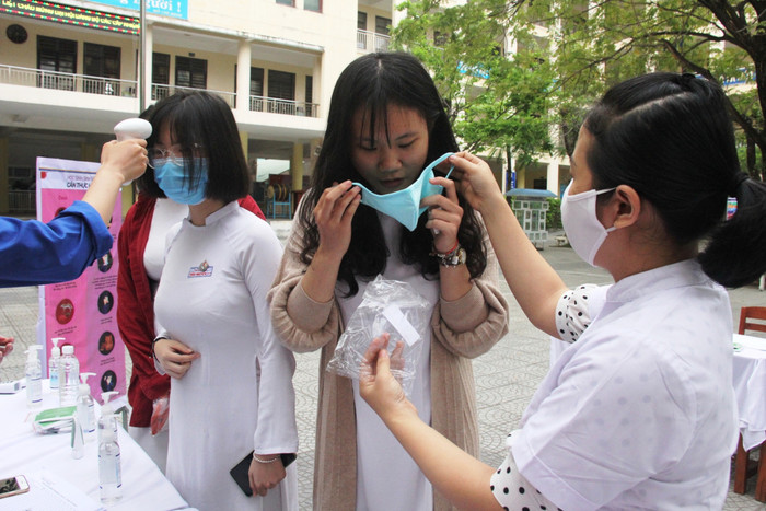Học sinh được cấp phát khẩu trang miễn phí trước khi vào trường nếu không mang theo. Học sinh được cấp phát khẩu trang miễn phí trước khi vào trường nếu không mang theo.