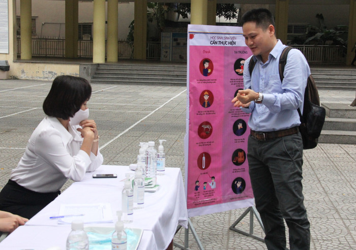 Giáo viên khi đến trường cũng phải thực hiện các bước sát khuẩn, đeo khẩu trang. Giáo viên khi đến trường cũng phải thực hiện các bước sát khuẩn, đeo khẩu trang.