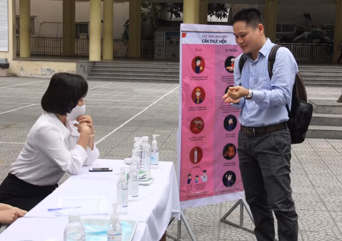 Giáo viên khi đến trường cũng phải thực hiện các bước sát khuẩn, đeo khẩu trang.