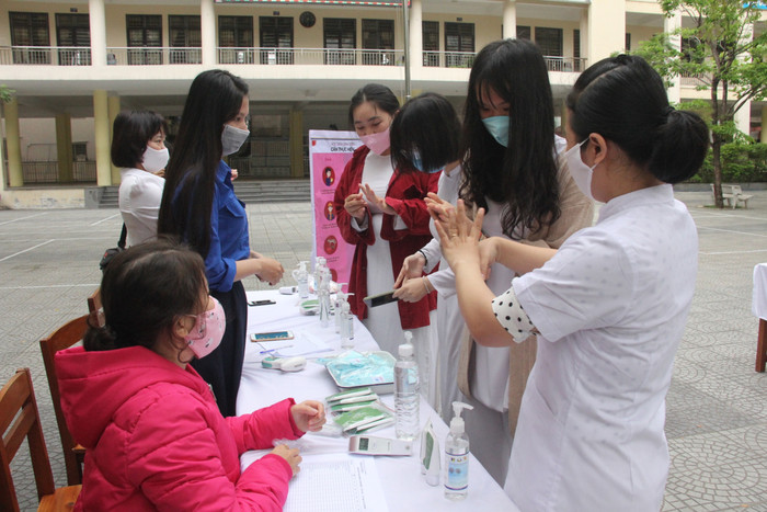 Tất cả học sinh nhà trường đều được giáo viên hướng dẫn cách rửa tay diệt khuẩn. Đồng thời, nhà trường cũng trang bị các chai chứa dung dịch sát khuẩn ở những khu vực hành lang để học sinh, giáo viên dễ dàng sử dụng. Tất cả học sinh nhà trường đều được giáo viên hướng dẫn cách rửa tay diệt khuẩn. Đồng thời, nhà trường cũng trang bị các chai chứa dung dịch sát khuẩn ở những khu vực hành lang để học sinh, giáo viên dễ dàng sử dụng.