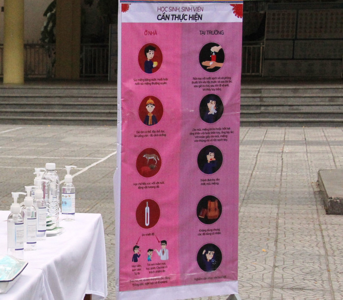Bên cạnh những chai dung dịch sát khuẩn thì các trường đều hướng dẫn cho học sinh cách phòng, chống dịch bệnh Covìd-19. Bên cạnh những chai dung dịch sát khuẩn thì các trường đều hướng dẫn cho học sinh cách phòng, chống dịch bệnh Covìd-19.