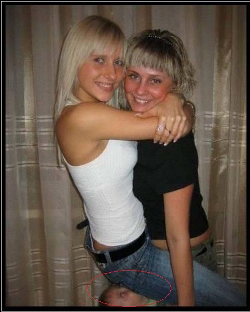 2 người đẹp thoải mái chụp ảnh mà quên mất mình đang ngồi lên...