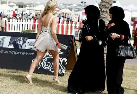 Tại sao lại có thể ăn mặc như thế này được nhỉ... Tại sao lại có thể ăn mặc như thế này được nhỉ...