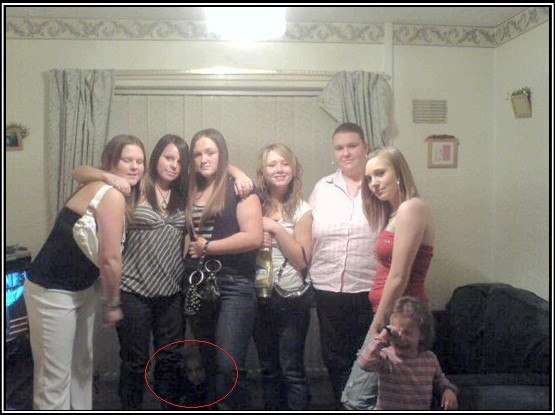 Bạn có thấy đứa trẻ trong khoanh dấu đỏ không !