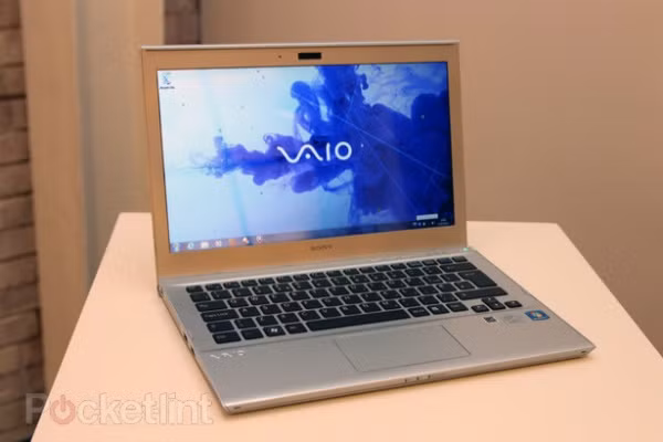 Cả 2 dùng màn hình gương độ phân giải 1366 x 768 pixel. Được trang bị chip Intel Core i3-2367M (T13 sẽ được nâng cấp lên Core i7 sau này), RAM từ 4GB đến 8GB.