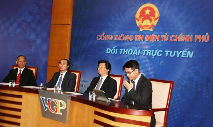 TS Nguyễn Minh Phong (ngồi thứ hai từ trái qua phải), ông Nguyễn Văn Phụng Vụ Quản lý doanh nghiệp lớn - Tổng Cục thuế, tiếp đến là ông Đỗ Nhất Hoàng - Cục trưởng Cục Đầu tư nước ngoài. TS Nguyễn Minh Phong (ngồi thứ hai từ trái qua phải), ông Nguyễn Văn Phụng Vụ Quản lý doanh nghiệp lớn - Tổng Cục thuế, tiếp đến là ông Đỗ Nhất Hoàng - Cục trưởng Cục Đầu tư nước ngoài.