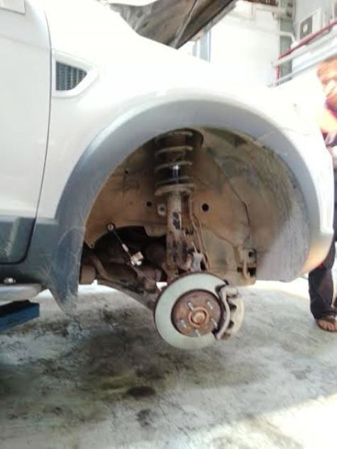 Chỉ sau 5 tháng giảm xóc trước trái và phải của chiếc xe GM Chevrelet Captiva LTZ của khách hàng lại bị hỏng, nếu muốn an toàn cho người sử dụng phải thay giảm xóc mới (ảnh do độc giả cung cấp) Chỉ sau 5 tháng giảm xóc trước trái và phải của chiếc xe GM Chevrelet Captiva LTZ của khách hàng lại bị hỏng, nếu muốn an toàn cho người sử dụng phải thay giảm xóc mới (ảnh do độc giả cung cấp)