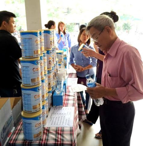 Người cao tuổi tìm hiểu về các sản phẩm dinh dưỡng của Vinamilk tại Hội thảo.