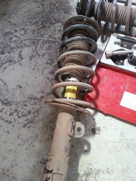 Giảm xóc bị hỏng được nhân viên đại lý Chevrolet Hà Nội tháo ra (ảnh do độc giả cung cấp) Giảm xóc bị hỏng được nhân viên đại lý Chevrolet Hà Nội tháo ra (ảnh do độc giả cung cấp)