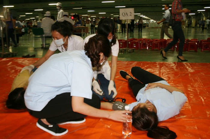 Những biện pháp sơ cấp cứu, chuẩn đoán tình trạng sức khỏe bệnh nhân được thực hiện trực tiếp ngay tại xưởng nơi công nhân làm việc. Những biện pháp sơ cấp cứu, chuẩn đoán tình trạng sức khỏe bệnh nhân được thực hiện trực tiếp ngay tại xưởng nơi công nhân làm việc.