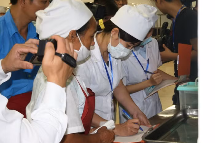 Để tìm ra nguyên nhân của ngộ độc cán bộ y tế tiếp tục lấy mẫu thức ăn để xét nghiệm. Để tìm ra nguyên nhân của ngộ độc cán bộ y tế tiếp tục lấy mẫu thức ăn để xét nghiệm.