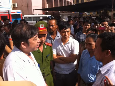 Cán bộ bệnh viện trao đổi với người dân