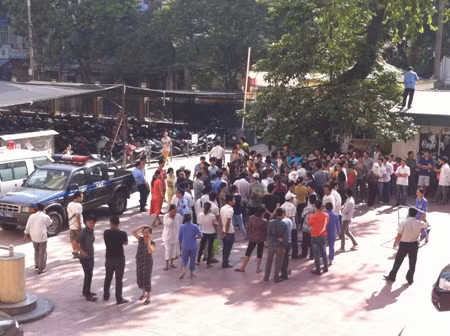 Vụ việc khiến nhiều người nhà chị Hằng bức xúc và tập trung tại Bệnh viện