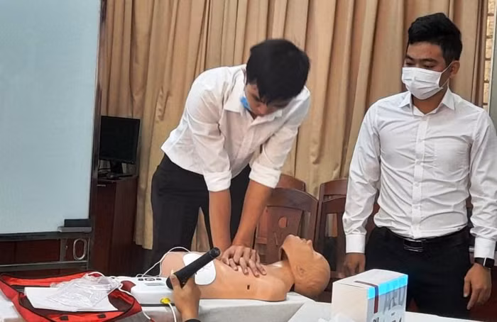 Thiết bị này được ví như một huấn luyện viên dạy cách sơ cấp cứu cho người sử dụng. Ảnh: AN