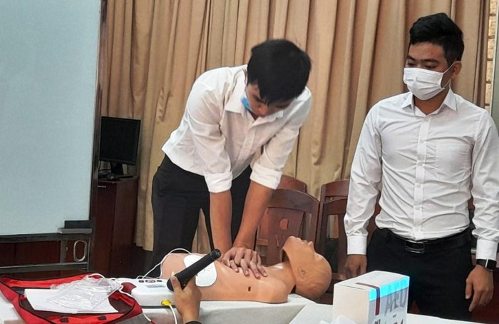 Thiết bị này được ví như một huấn luyện viên dạy cách sơ cấp cứu cho người sử dụng. Ảnh: AN