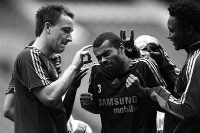 Chú làm gì mà sát gái thế hả? Chú làm gì mà sát gái thế hả?