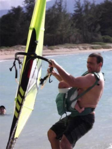 Để con ở nhà không ai trông, nên mang theo luôn. Để con ở nhà không ai trông, nên mang theo luôn.