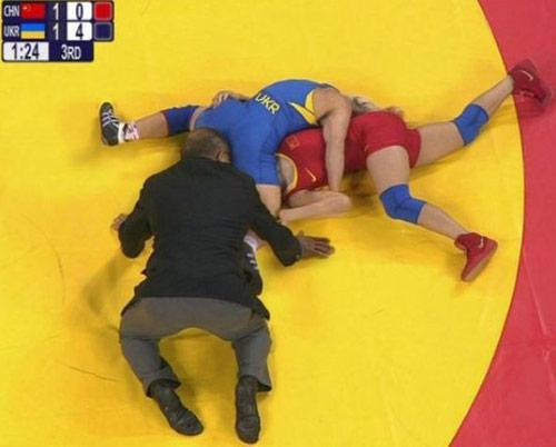 Hey! Chui xuống làm gì vậy? Hey! Chui xuống làm gì vậy?